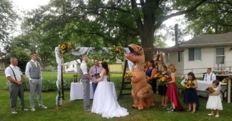 Una dama de honor llega a la boda de su hermana disfrazada de T. rex después de que le dijeran que podía ponerse cualquier cosa