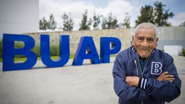 Nunca es tarde: un anciano de 84 años se gradúa como ingeniero