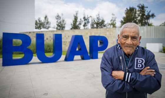 Nunca es tarde: un anciano de 84 años se gradúa como ingeniero