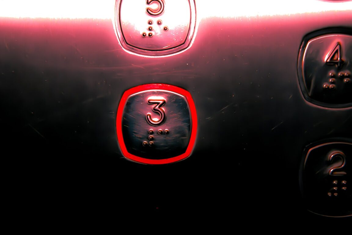 niño atrapado ascensor