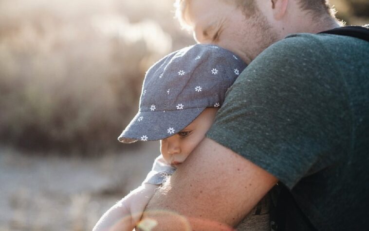 Un niño abraza la camiseta de su padre todas las noches mientras espera que salga de la cárcel