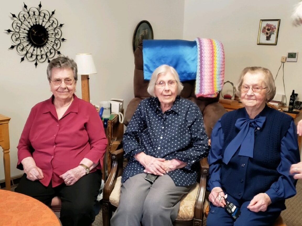 Una mujer se convierte en la tercera hermana que cumple 100 años: lo celebra con sus hermanas de 102 y 104 años