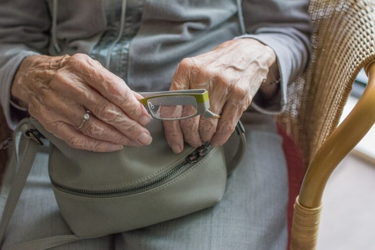 Una mujer de 77 años quiere sacar dinero de un cajero automático cuando aparecen 3 ladrones