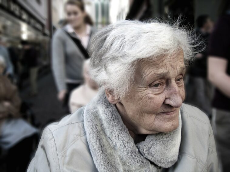 Cuatro hermanas de 90 años cuidan de su hermana mayor dándole una ‘razón para estar viva’