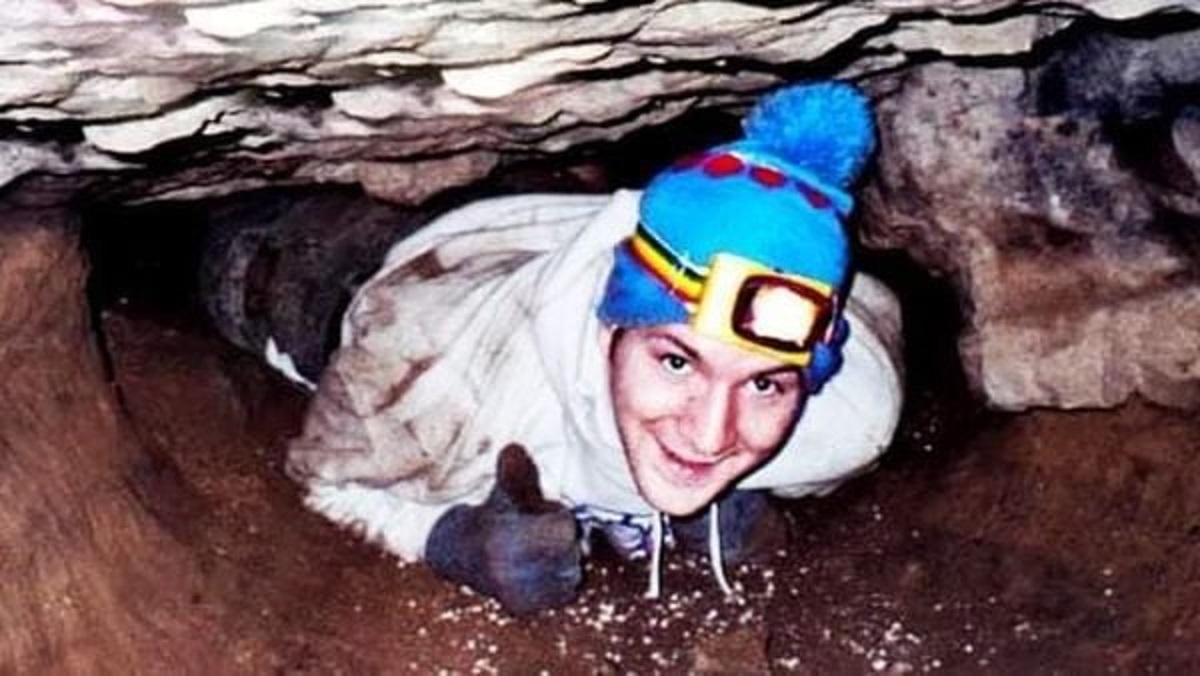 hombre atrapado en cueva