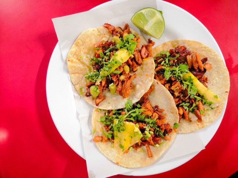 Un hombre alemán llora de la felicidad al probar por primera vez unos tacos mexicanos