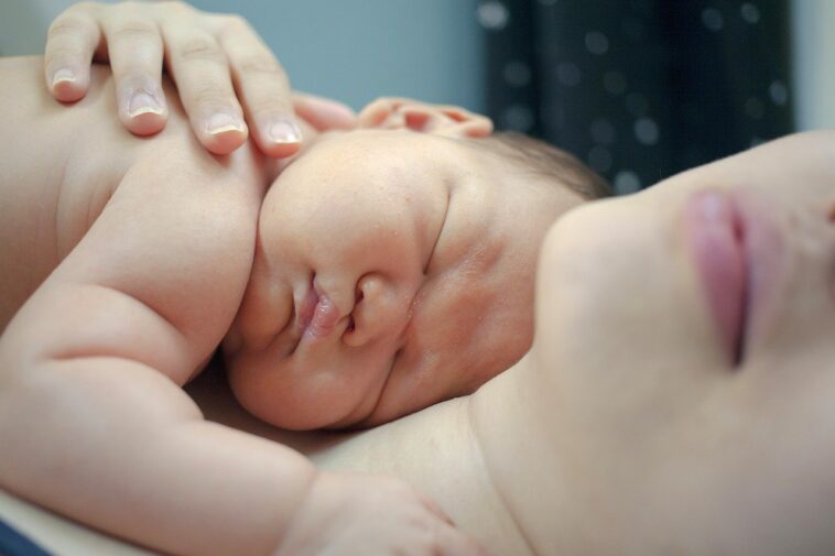 Una madre comparte la foto de su «bebé feo» y hace reír a la gente