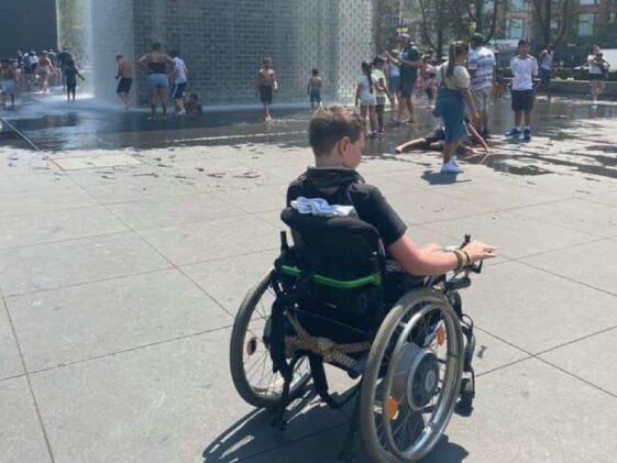 A niño discapacitado de 10 años le pidieron que abandonara el parque de Chicago porque su silla de ruedas podía hacer daño a otros niños