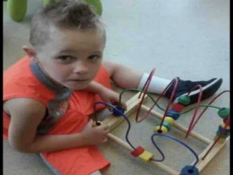 Muere un niño discapacitado tras dejarlo solo en un coche caliente durante 2 horas. Fue «gravemente maltratado»