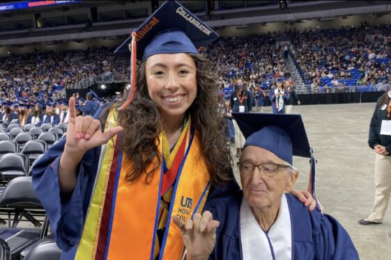 Una nieta y su abuelo enfermo terminal se gradúan juntos en la universidad