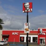 Una mujer encuentra una cabeza de pollo rostizado en su pedido de KFC