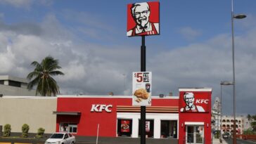 Una mujer encuentra una cabeza de pollo rostizado en su pedido de KFC