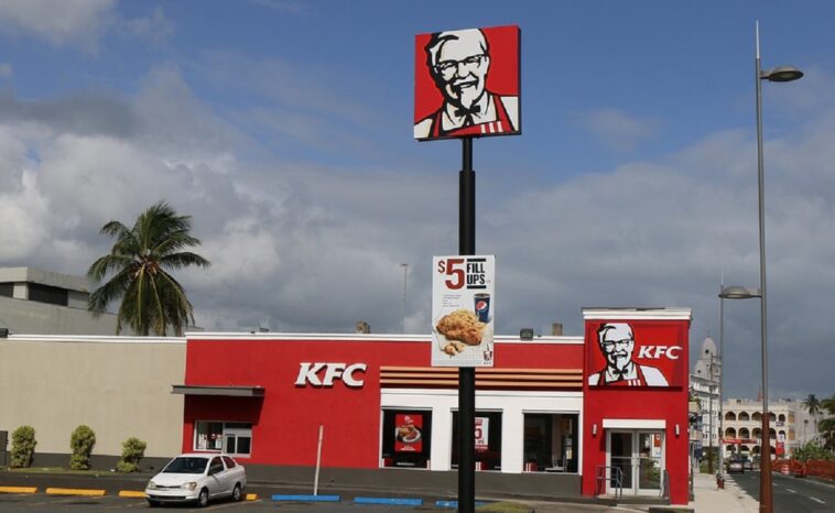 Una mujer encuentra una cabeza de pollo rostizado en su pedido de KFC