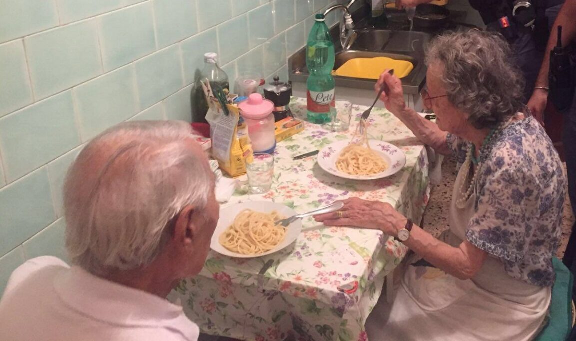 Los vecinos llaman a la policía al oír el llanto de una pareja de ancianos