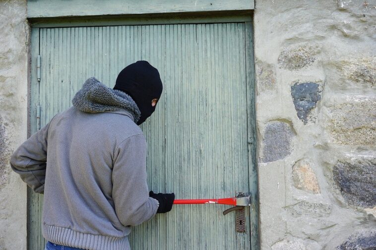 «Aterrorizado» un niño de 5 años se esconde en el baño mientras unos ladrones armados asaltan su casa