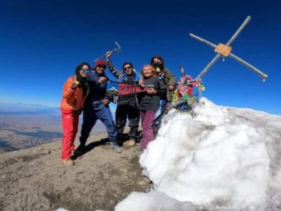 Un hombre le propone matrimonio a su pareja en la cima del volcán Pico de Orizaba