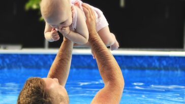 Un instructor de natación y un bebé de 10 meses forman un vínculo adorable