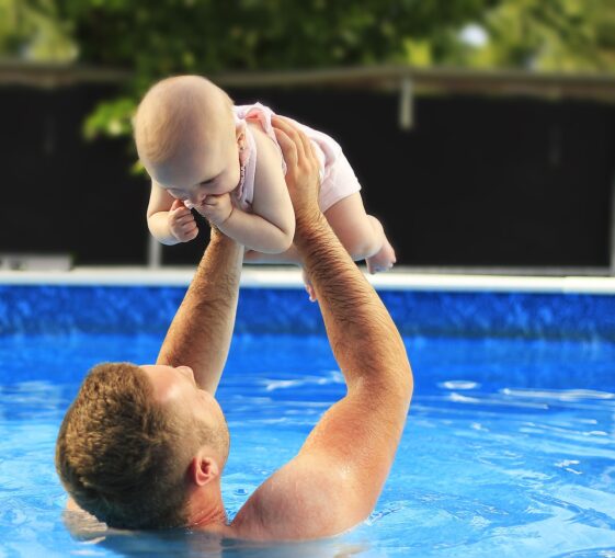 Un instructor de natación y un bebé de 10 meses forman un vínculo adorable