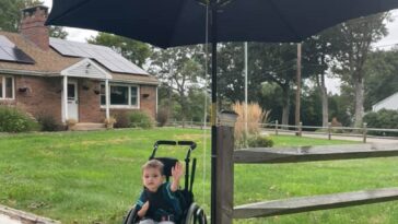 Estudiantes construyen una parada de autobús para un niño de 5 años en silla de ruedas