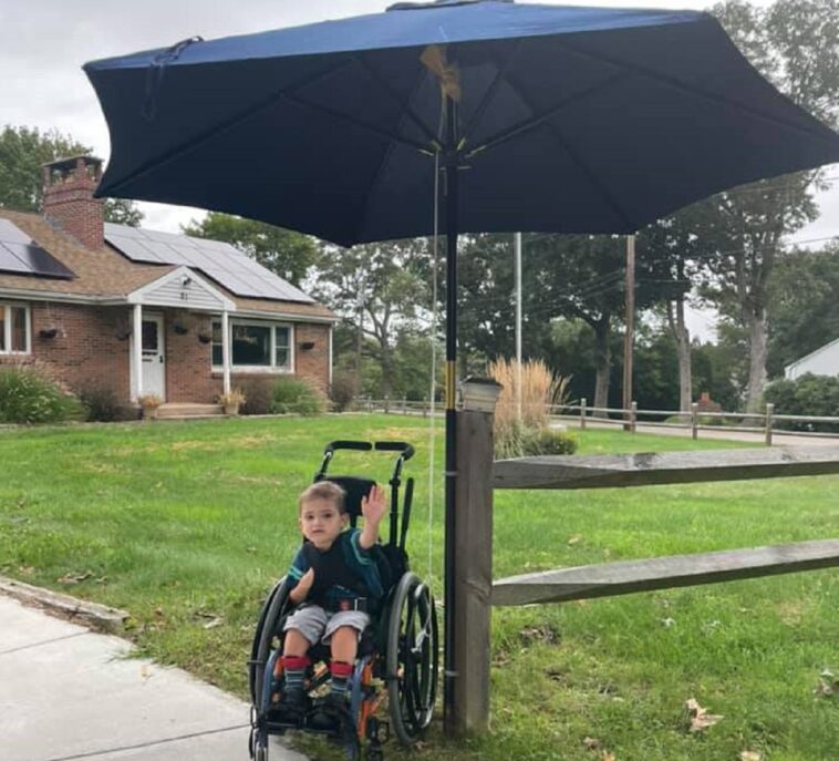 Estudiantes construyen una parada de autobús para un niño de 5 años en silla de ruedas