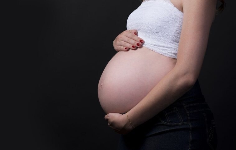 Hijo de una mujer nace por un raro ‘parto de sirena’ en una piscina que deja a las parteras atónitas