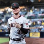 Pavin Smith utiliza el primer cheque de su vida para pagar toda la hipoteca de la casa de sus padres