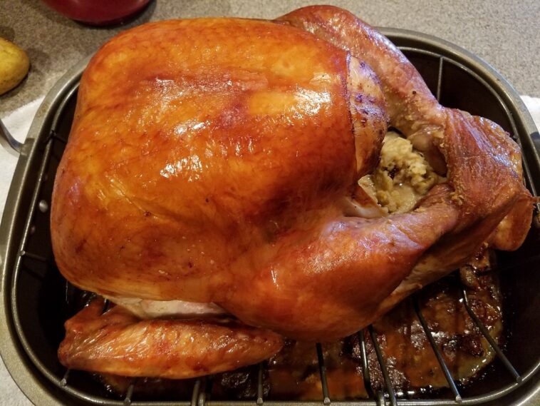 Un hombre se horroriza al descubrir un «pelo largo y negro» en un pavo de Tesco el día de Navidad