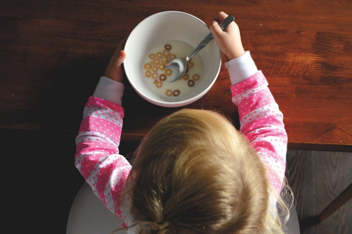 Bella Cole: niña de cinco años espera un tratamiento para disfrutar la primera comida de su vida