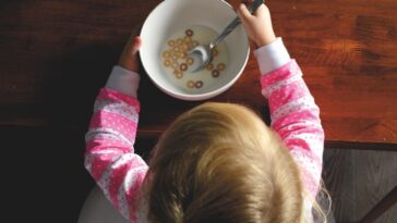 Bella Cole: niña de cinco años espera un tratamiento para disfrutar la primera comida de su vida