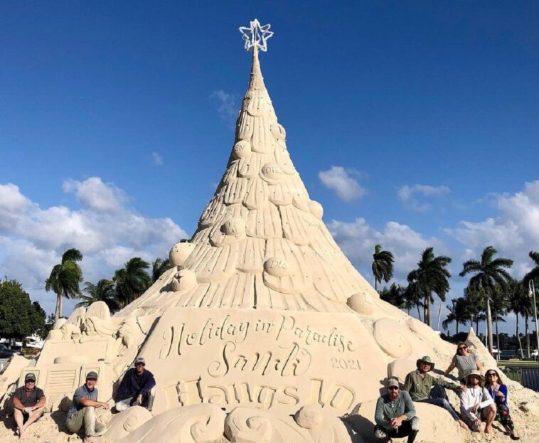 Un árbol de Navidad hecho de arena gana un premio por su iluminación: mide 10 metros