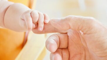 Un padre enfermo de cáncer conoce a su hija recién nacida por primera y última vez 3 horas antes de su muerte