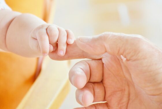 Un padre enfermo de cáncer conoce a su hija recién nacida por primera y última vez 3 horas antes de su muerte