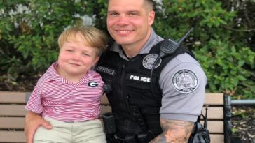 Un agente se convierte en mentor de un niño de 6 años sin brazos que sueña con ser policía