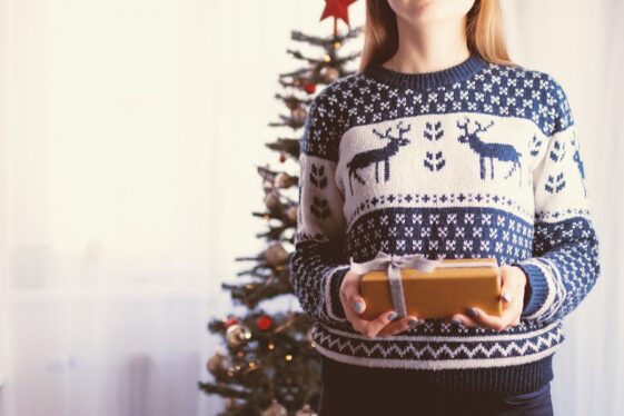 Una superviviente de cáncer no puede tener hijos propios, así que guarda la Navidad para los niños necesitados