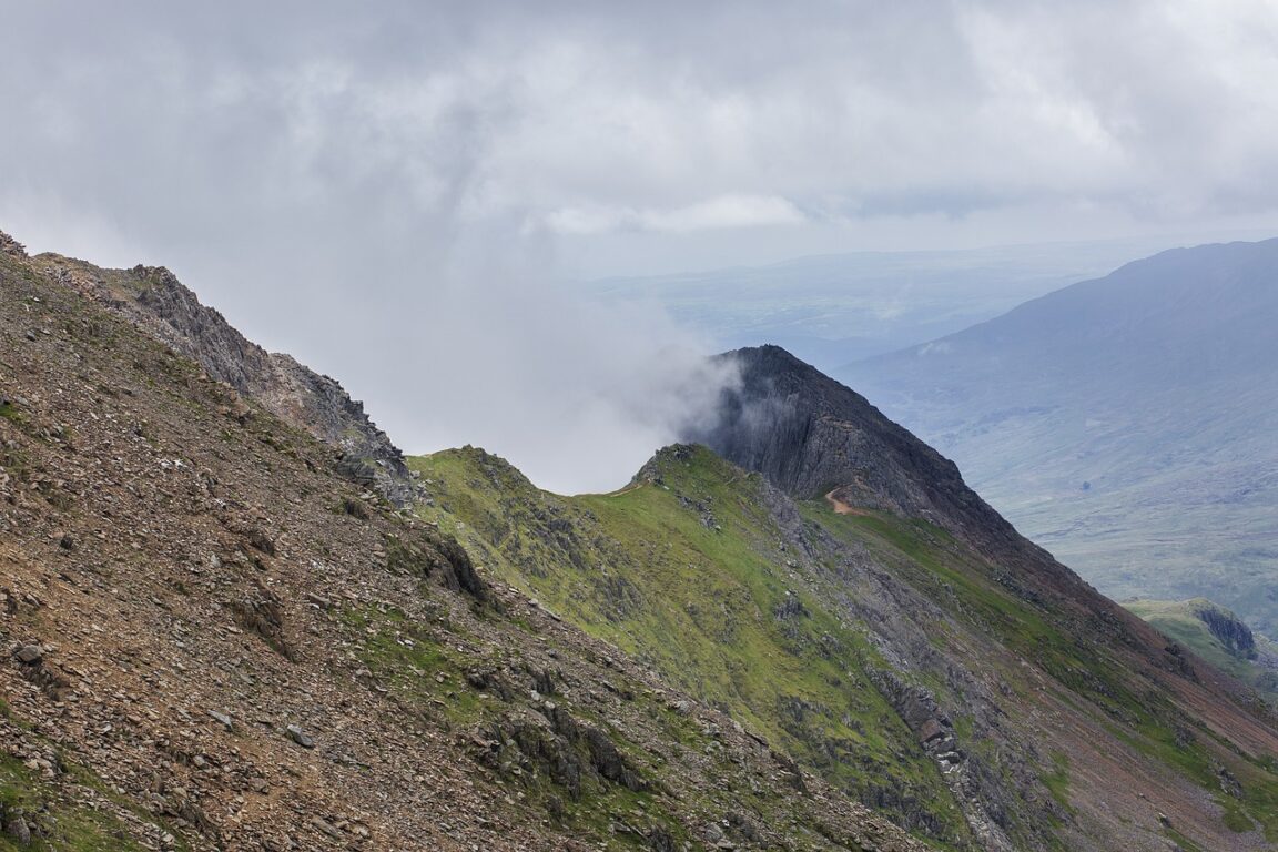 Un niño de 4 años con un pie amputado se convierte en el más joven en escalar el Snowdon