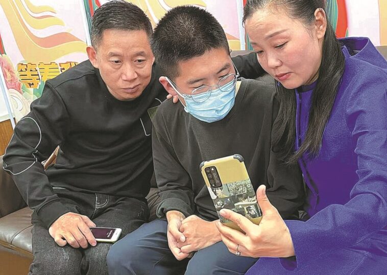 Reencuentro de unos padres con su hijo en china 14 años después de estar secuestrado