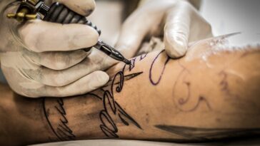 Una mujer «casi llora» después de que el tatuador dibujara su primer entintado al revés