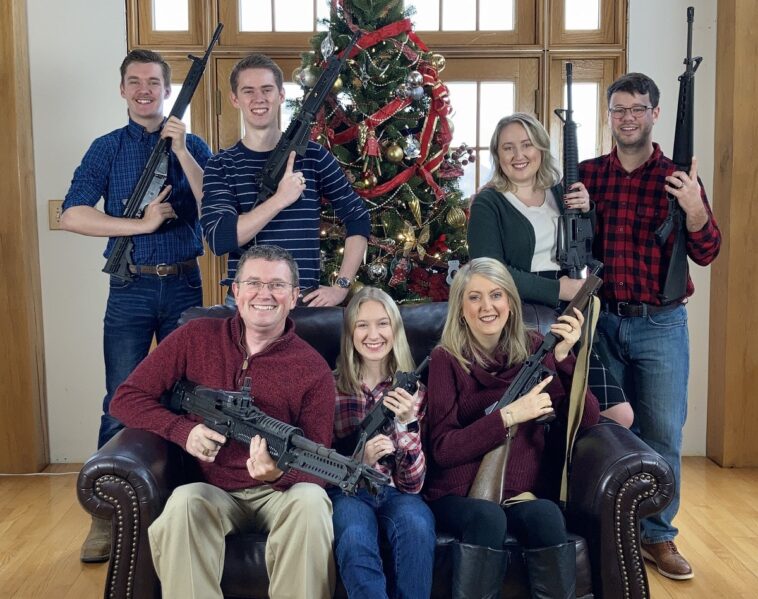 Foto de familia de un congresista republicano estadounidense con armas: «Papá Noel, tráenos munición»