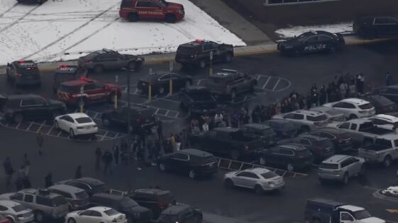 Tres estudiantes asesinados en una escuela el arma fue comprada cuatro días antes por un padre de familia