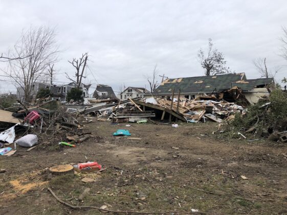 Un niño de 3 años muere en brazos de su madre después de que se derrumbara su casa durante los tornados de Kentucky