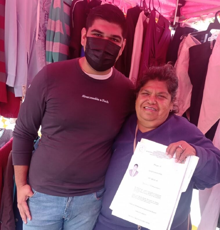 Un joven se logra graduar de ingeniero gracias al negocio de su madre en un bazar