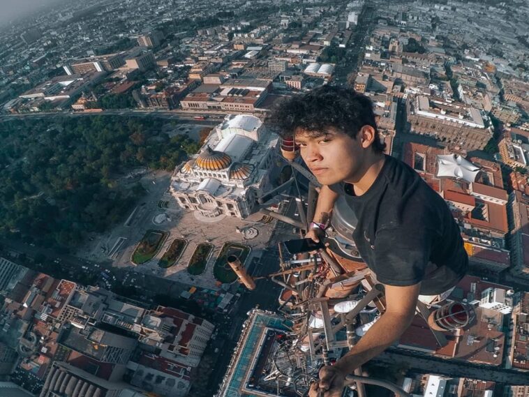 YouTuber mexicano es viral por escalar la antena de la Torre Latinoamericana de la Ciudad de México