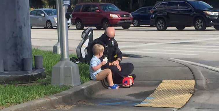 agente tranquiliza a niño tras accidente