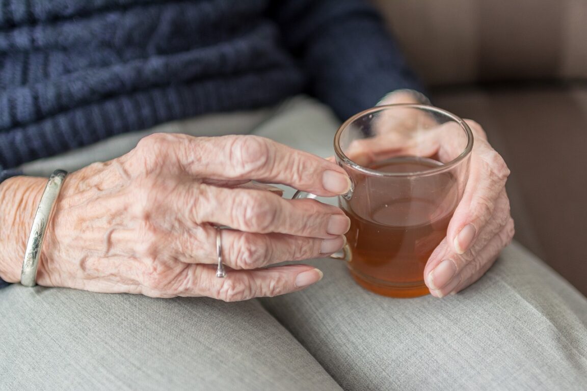 Una anciana, de 91 años, con cáncer y demencia, vive en una casa llena de humedad