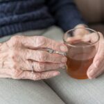 Una anciana, de 91 años, con cáncer y demencia, vive en una casa llena de humedad