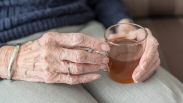 Una anciana, de 91 años, con cáncer y demencia, vive en una casa llena de humedad