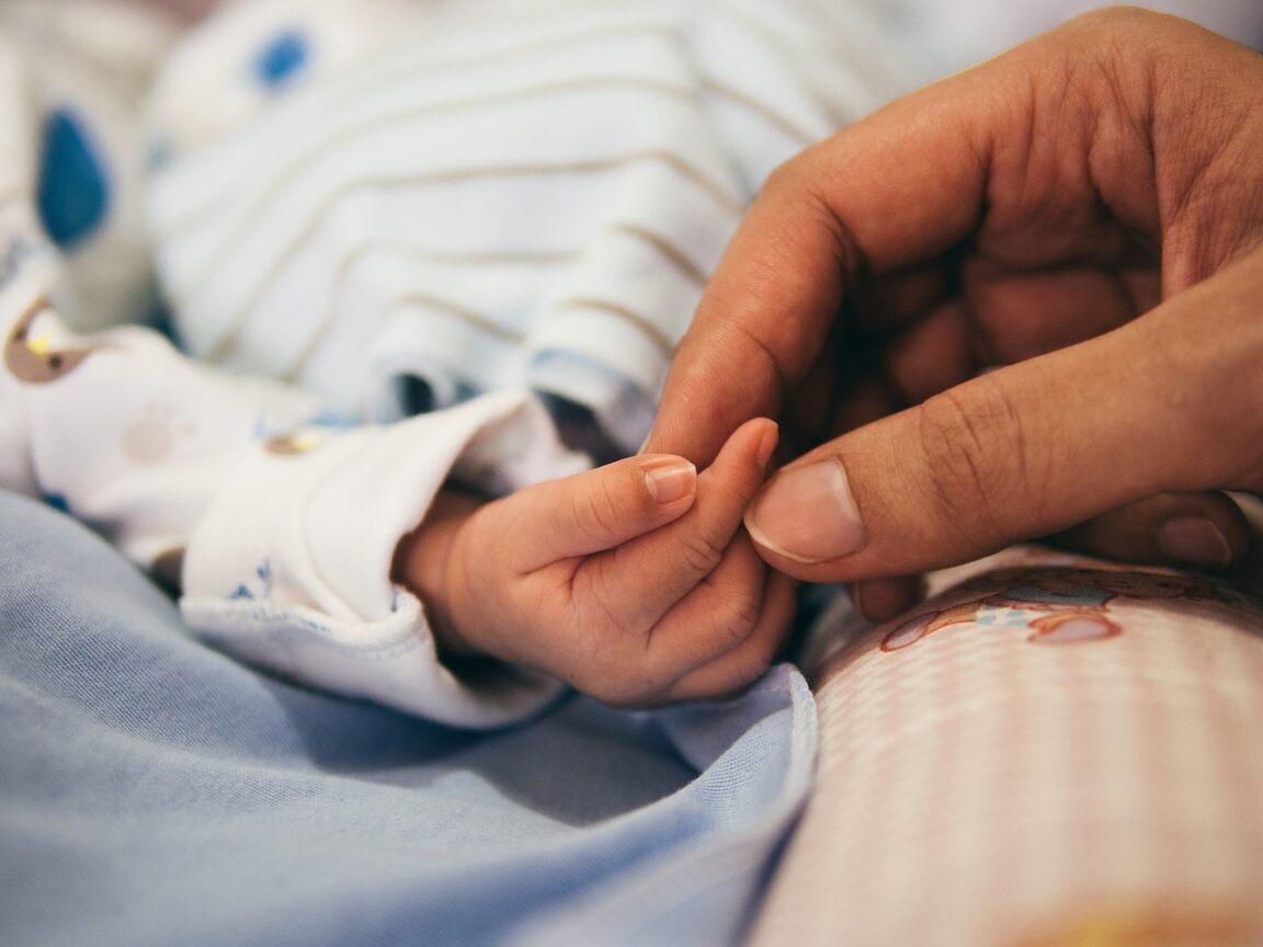 Un bebé se enferma después de que su padre siguiera los consejos de los «teóricos de la conspiración»