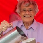 Una mujer de 100 años que sirve como voluntaria en un hospital