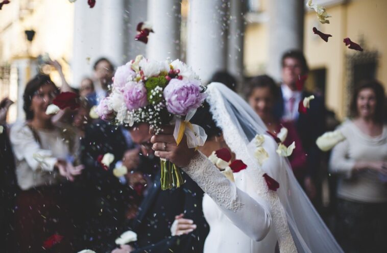 La novia hace emotivos votos a su hijastro en la boda: «Prometo amarte como si fueras mío»