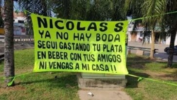 Con un cartel gigante en la calle un joven se entera de que su novia le cancela la boda